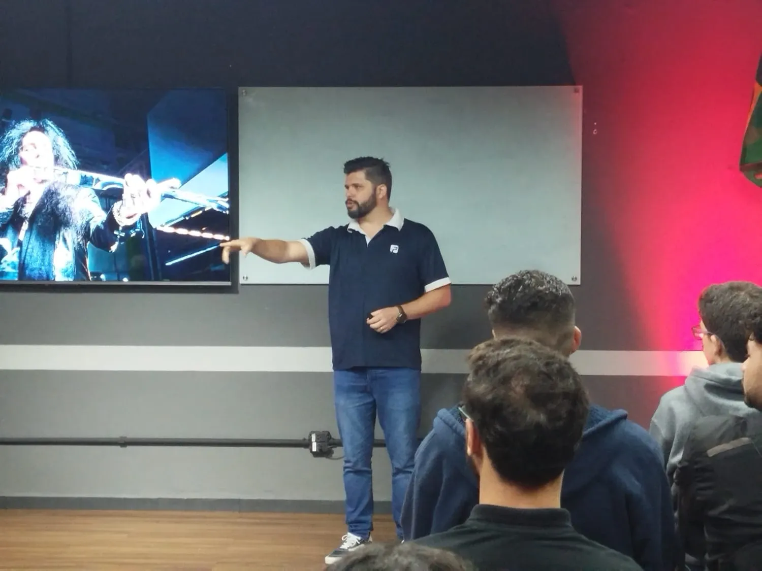 André Alves apresentando a palestra A Usinagem na Cadeia de Valor
